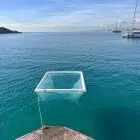 Piscina Anti Medusa en el mar azul. Piscina blanca atada a un barco